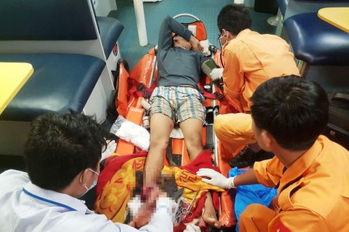 Cứu ngư dân đứt lìa chân ở Hoàng Sa