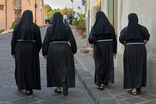 Hai nữ tu Italy bị phát hiện dính bầu