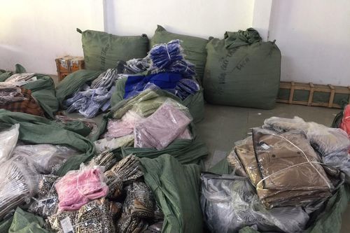 Mời chủ thời trang NEM, IFU làm việc về 4 tấn quần áo ngoại cắt mác
