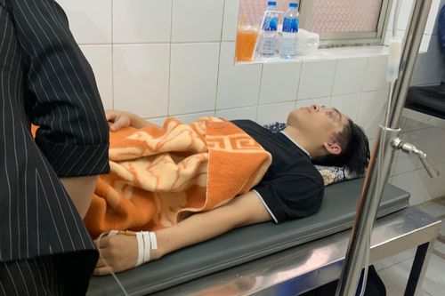Nam sinh qua nguy kịch sau khi bị người rơi từ tầng 13 đè trúng