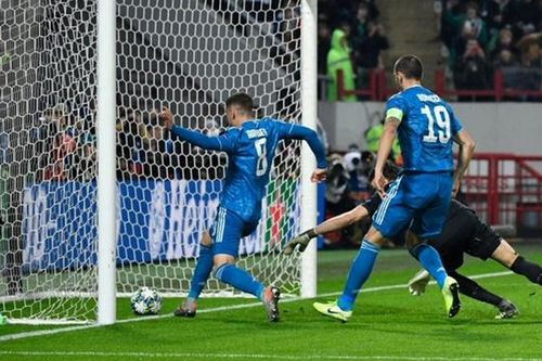 Lokomotiv 1-2 Juventus: Ronaldo thất vọng vì bị Ramsey 'cướp' bàn thắng từ đá phạt đầu tiên ở Juventus