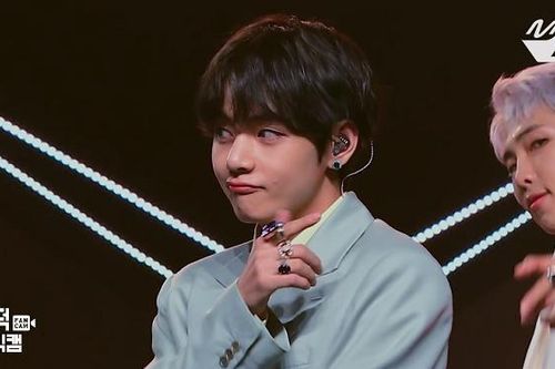 V BTS lập kỷ lục mới nhờ vẻ đẹp tinh quái không góc chết trong 'Boy With Luv'