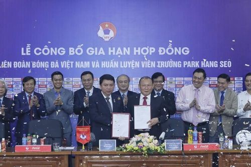 HLV Park Hang-seo tiếp tục gắn bó với bóng đá Việt Nam