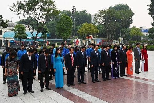 Lãnh đạo thành phố Hà Nội dâng hoa tưởng niệm tại tượng đài Lê-nin