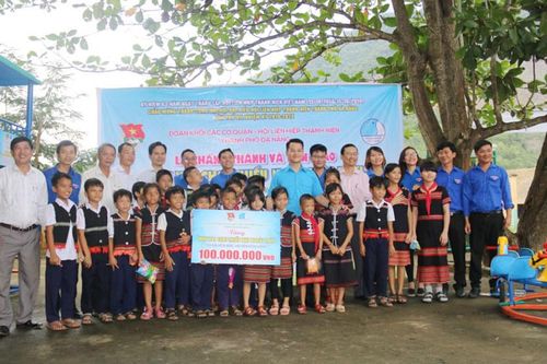 'Cõng' khu vui chơi lên với trẻ em miền núi