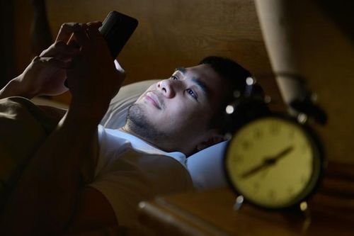 Bị 'mù tạm thời' vì liên tục sử dụng điện thoại trong đêm