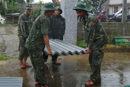 Bộ đội Biên phòng Quảng Ngãi hối hả giúp người dân ứng phó bão số 6