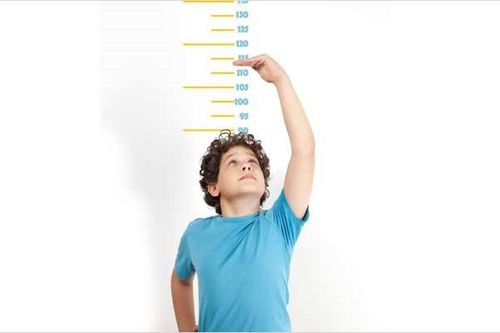 Cho con uống nhiều sữa và canxi là trẻ sẽ phát triển chiều cao?