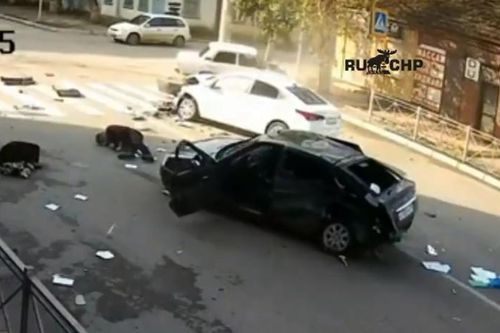 Lao qua ngã tư quá nhanh, ôtô bị hai sedan 'tra tấn'
