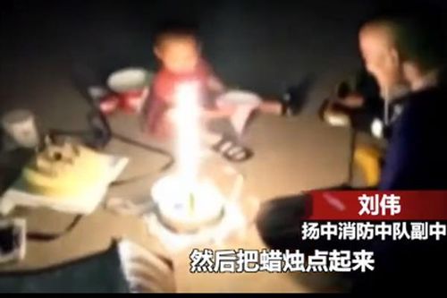 Tiệc sinh nhật của bé 2 tuổi bên ngoài đám cháy khiến nhiều người cảm động
