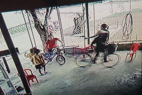 Vụ bà nội sát hại cháu: Camera ghi cảnh 2 bà cháu đi ra đập nước