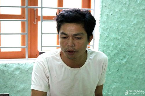 Người đàn ông chửi bới, đòi đốt xe máy và quật ngã cảnh sát giao thông