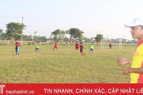 Phó trưởng công an xã thành lập câu lạc bộ bóng đá 'đặc biệt' cho trẻ em ở Can Lộc
