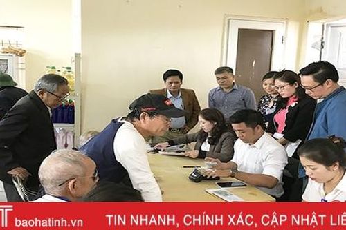 Bưu điện huyện Lộc Hà phát hành thẻ chi trả lương hưu điện tử