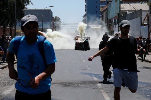 Cảnh sát Chile bắn hơi cay để dẹp loạn biểu tình
