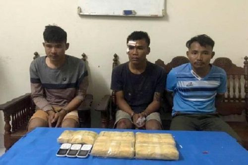 Bắt 3 người vận chuyển 30.000 viên ma túy vào Việt Nam