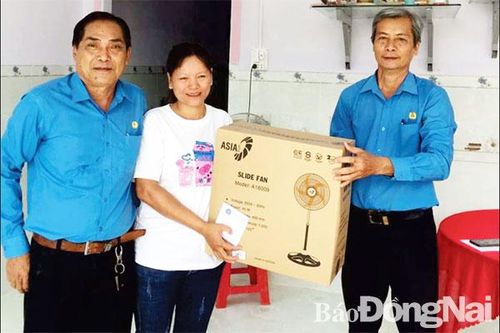 Bàn giao mái ấm Công đoàn cho đoàn viên khó khăn