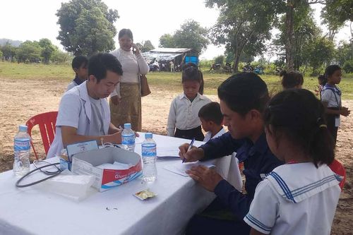 Bộ Chỉ huy Quân sự tỉnh Gia Lai: Khám bệnh, tặng quà cho người dân Campuchia