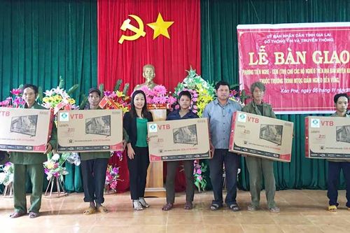 Bàn giao 170 chiếc ti vi cho hộ nghèo ở Gia Lai