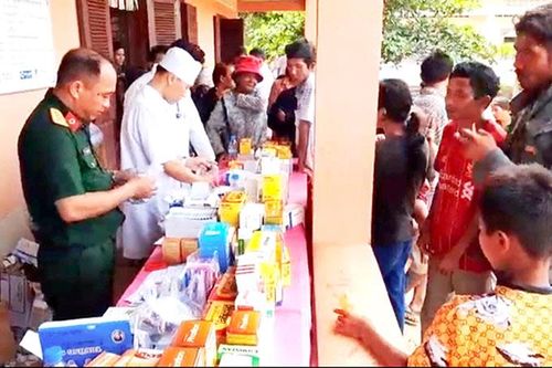 Tặng quà, khám bệnh cho người dân Campuchia