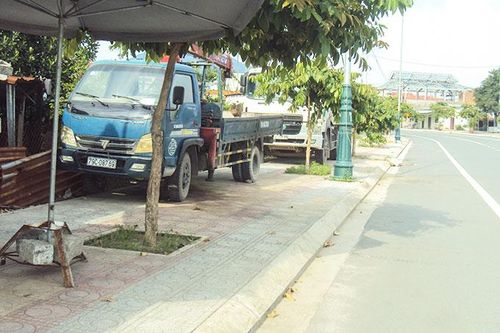 Vỉa hè thành bãi đậu xe