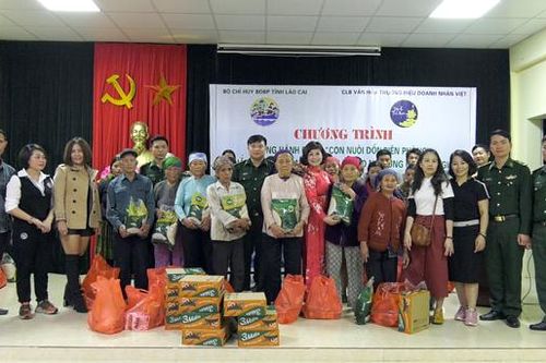 Tặng quà người nghèo vùng biên giới