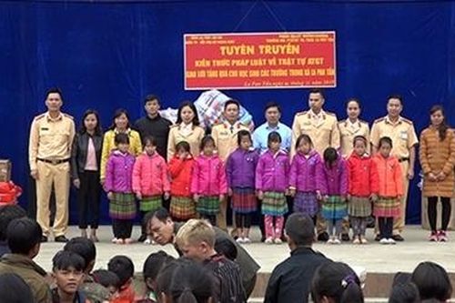 Tuyên truyền an toàn giao thông cho học sinh vùng cao La Pán Tẩn