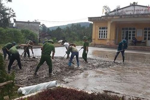 Đoàn viên Công an tham gia hỗ trợ xây dựng nông thôn mới