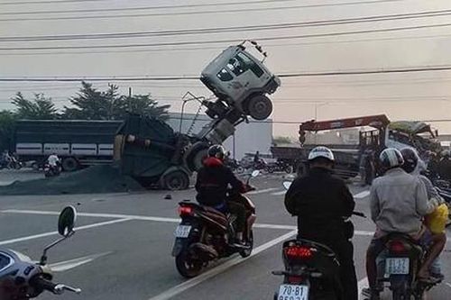Xe ben 'ngẩng cao đầu' sau tai nạn với xe tải cẩu