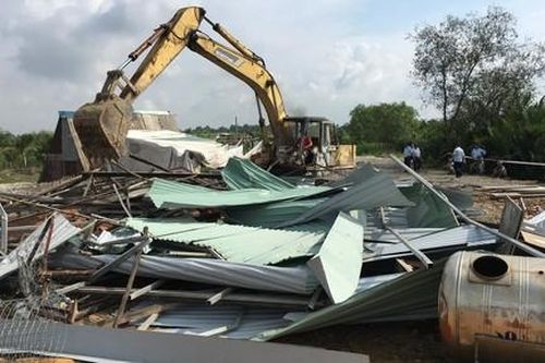 Quận 9: Cưỡng chế công trình xây dựng trái phép trên đất lấn chiếm
