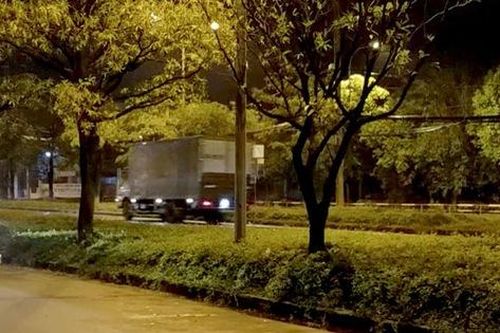 Người đàn ông chết trong tư thế nằm vắt trên dải phân cách