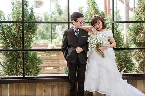 Đám cưới cặp đôi tí hon' như học sinh lớp 1 'gây bão' trên MXH khiến nhiều người xúc động