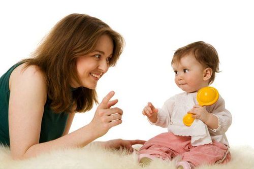 Trò chuyện với con ngay từ khi bé mới chào đời