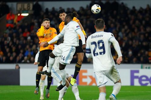 Sao Premier League ngả người móc bóng khiến đối thủ bất tỉnh