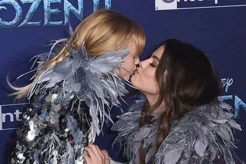 Selena Gomez hôn em gái 6 tuổi trên thảm đỏ 'Frozen 2'