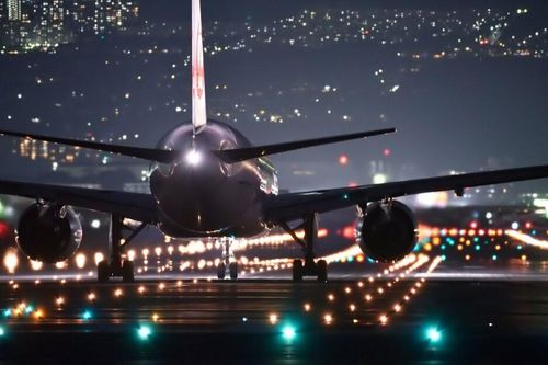 Phi công Nga bị điều tra vì cho phụ nữ trẻ vào buồng lái