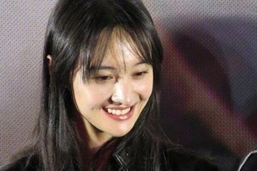 Trịnh Sảng lộ chân gầy, mũi 'phù thủy'
