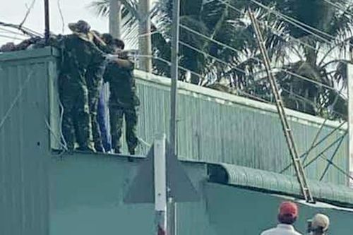 Điện giật chết thiếu tá đang kéo cáp viễn thông