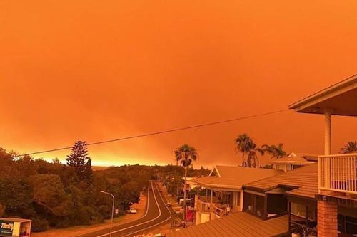 Bầu trời chuyển màu cam đỏ khi những đám cháy bùng phát ở Australia