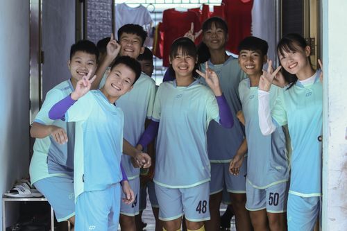 'Nhiều cầu thủ nữ sáng đi làm công nhân, tối về đá bóng'