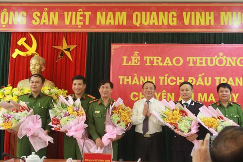 Tuyên dương lực lượng phá chuyên án 30 bánh heroin, 6.000 viên ma túy