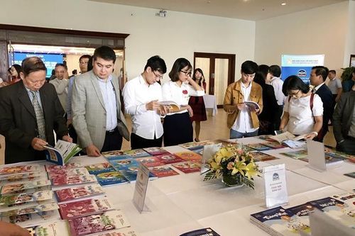 Giới thiệu bốn bản mẫu sách giáo khoa lớp 1 theo chương trình mới