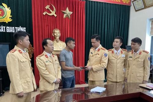 Cảnh sát giao thông trả lại tài sản cho người đánh rơi