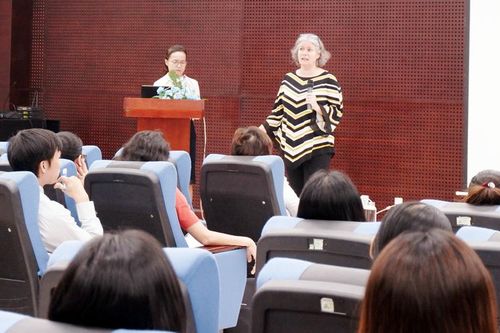 Phổ biến kiến thức bình đẳng giới cho cán bộ, giáo viên