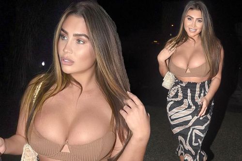 Lauren Goodger mặc bra dạo phố đêm, khoe vòng một 'ngộp thở'