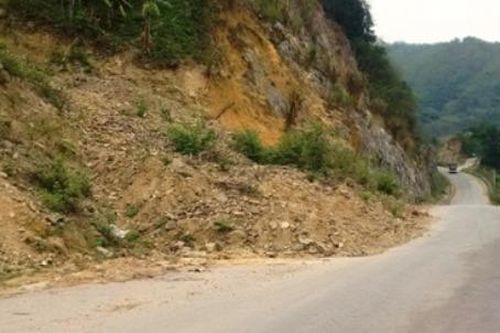 Hàng chục điểm sạt lở trên Quốc lộ 15 nhiều năm vẫn chưa được thu dọn