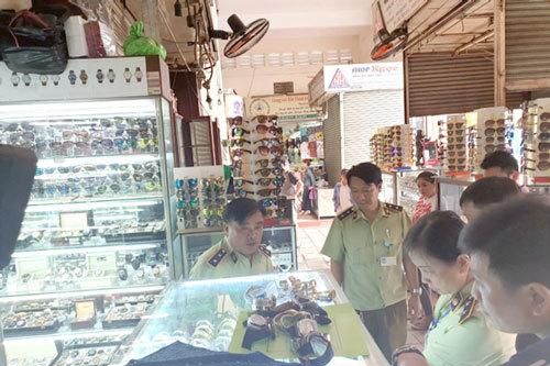 Phát hiện nhiều đồng hồ và túi xách giả tại Sài Gòn Square