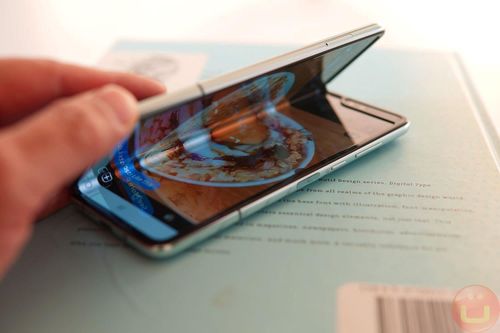 Điện thoại gập giá hơn 2.000 USD của Samsung 'cháy hàng' ở Trung Quốc