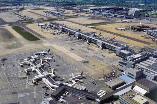 Hãng EasyJet mua lại các suất đặt chỗ sân bay của Thomas Cook