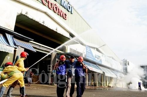 Diễn tập chữa cháy và cứu nạn do chập điện tại chợ đầu mối Đà Nẵng